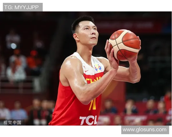 姚明身高如同巍峨高山般矗立于篮球场上引领风骚的传奇故事